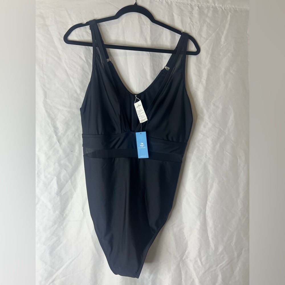 Cupshe Women's One Piece Swimsuit Molded Cups Adjustable Straps Black
Size 3X